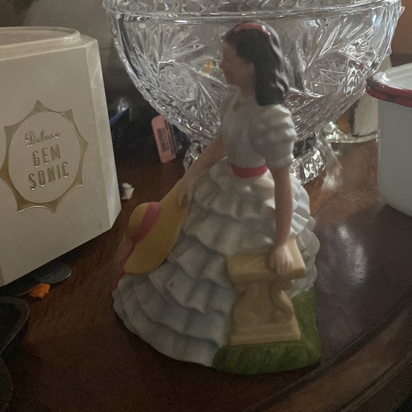 Vintage 1983 Avon Vivien Leigh as Scarlett O'Hara Gone With The Wind Figurine. - Picture 2 of 4